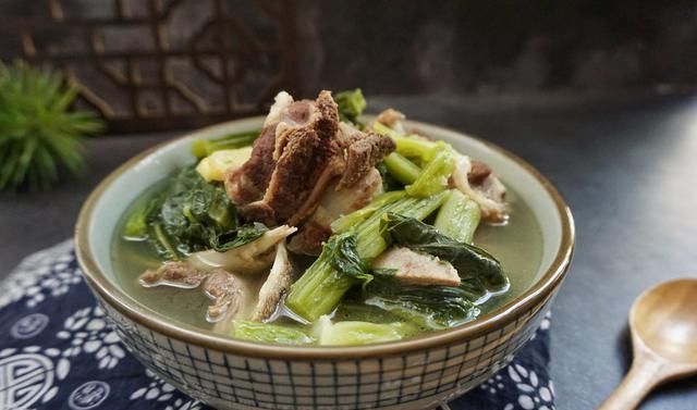  好吃|春菜和它这样炖，鲜咸香嫩，老公夸口好吃，吃到最后连汤汁都不剩