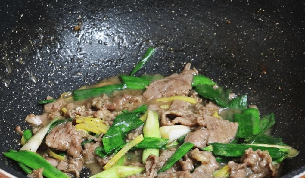  牛肉|炒牛肉时，牛肉一炒就老? 老厨师教你一招，牛肉鲜嫩不柴