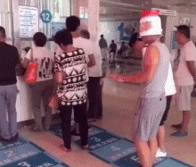  爆笑|爆笑GIF：大哥扎着小辫，你别来男澡堂子行么