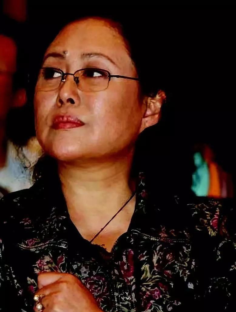  出门|70岁斯琴高娃曾遭8年家暴，如今出门靠轮椅