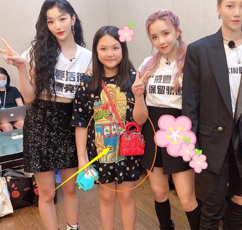  The9|有种“富家千金”叫王诗龄，和The9成员合照，还背着2万元名牌包