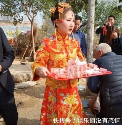 结婚|女子结婚端着盘子敬酒，瞧见盘子里的的东西，网友纷纷不淡定