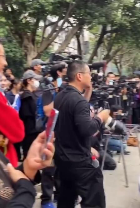  简陋|邓紫棋接乡镇路演邓超帮捧场？不时有男粉上台，演出现场简陋混乱