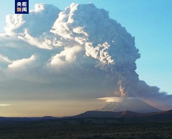秘鲁乌维纳斯火山喷发 火山灰柱高度达5500米