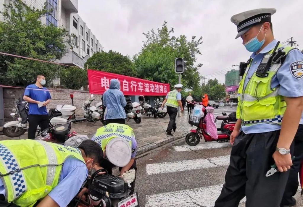  电动|一致好评丨招远交警冒雨走上街头帮电动自行车上牌!