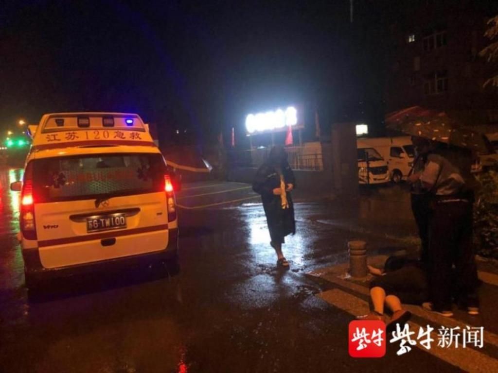 幸亏|这个男子心真大！贪杯雨夜倒路边，7岁儿子被淋透，幸亏民警及时施救父子化险为夷