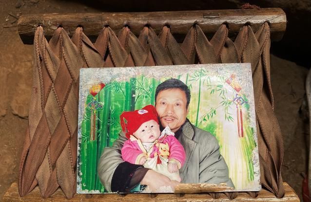 黄见军|农村大叔47岁捡来女婴,结婚7年妻子走了,他做一个决定令人暖心