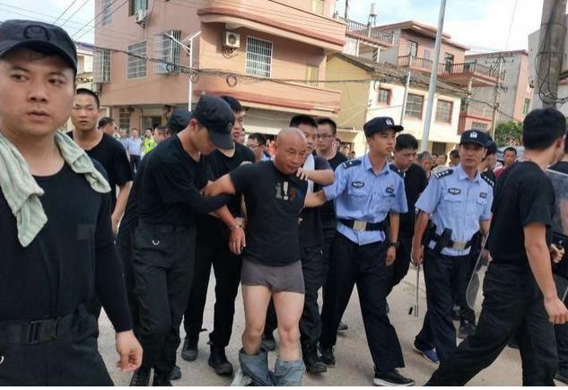  扒掉|曾春亮潜逃8天终落网，被抓时为何被扒掉裤子？让人无比后怕