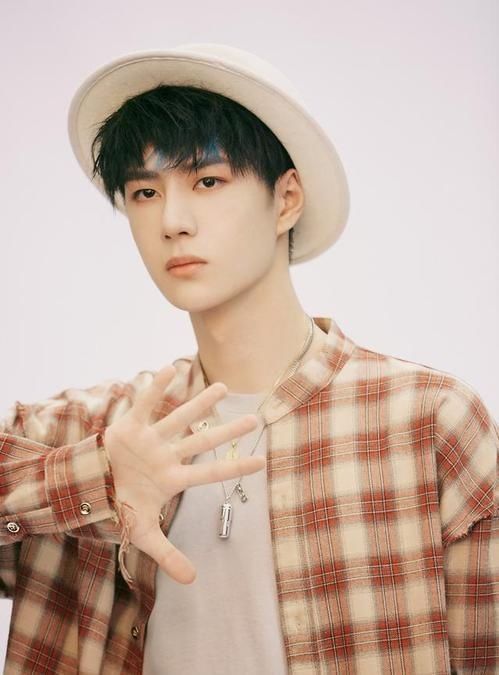 被车撞|吴宣仪曝幼时被车撞飞,遭人质疑场面尴尬,但类似遭遇王一博也有