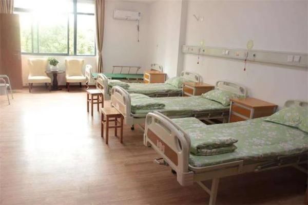  死亡负|沪一敬老院内，七旬盲人意外撞死九旬老人…谁的责任？双方家人吵翻…