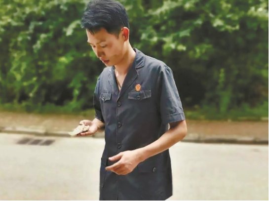  救出|执行案件时突遇大楼失火，法警一手一个救出两个娃