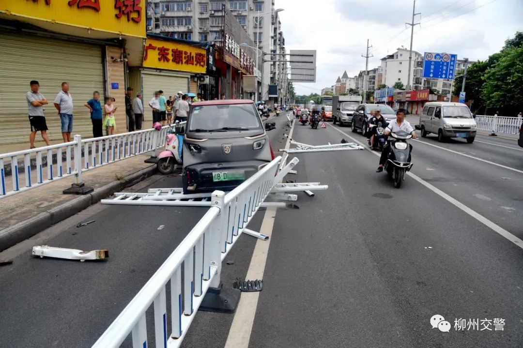  小型新能源|柳州67岁老人驾驶小E突然失控，一路冲撞！其称“车辆停不下来”