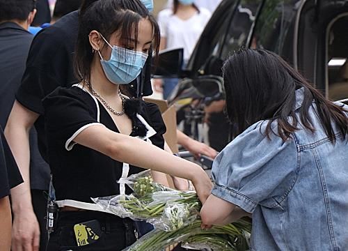  收官|《中餐厅4》收官晒大合照，赵丽颖杨超越分两边，刘宇宁最特别