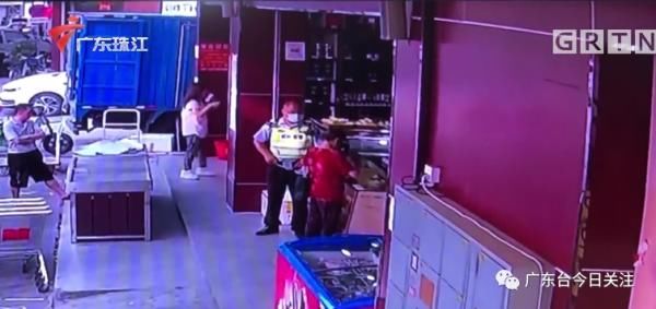 示众|老人超市偷排骨后被挂牌示众,店家却直呼“太难了”