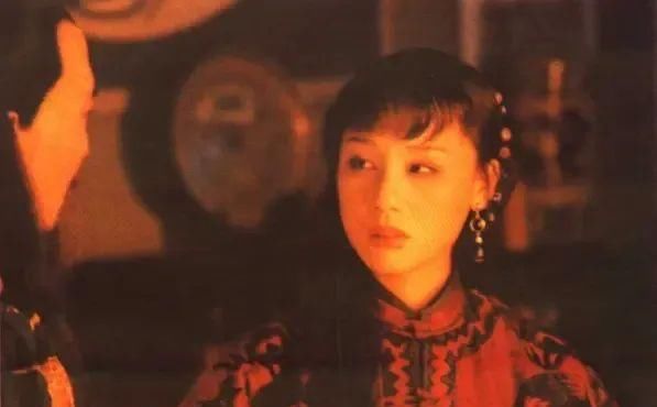  领证|撞脸黄圣依，演过杨幂母亲的李建群，与名导同居27年，为何不领证