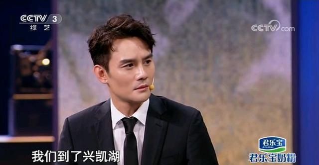  声音|演员王凯主持首秀多次热泪盈眶表现不俗，磁性的声音非常有感染力