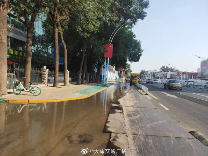 爆裂|天津 一道路自来水管爆裂，积水覆盖路面