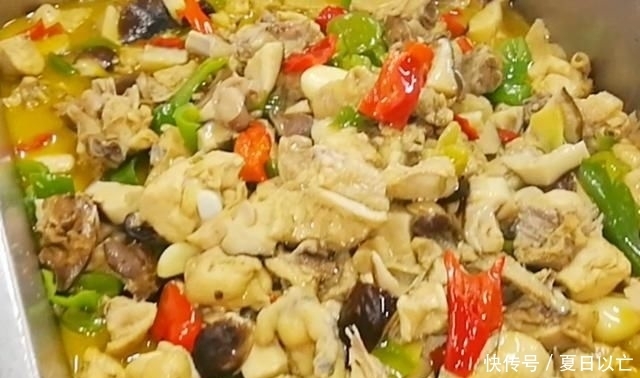 香菇|淮扬菜大厨改良员工餐将香菇烧鸡这么做,鲜香微辣,开胃下饭