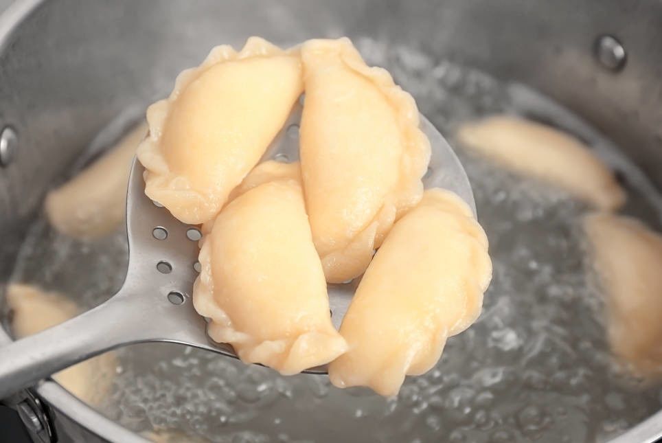  下锅|煮饺子，最忌水开直接下锅煮，牢记4点，饺子劲道好吃不破皮