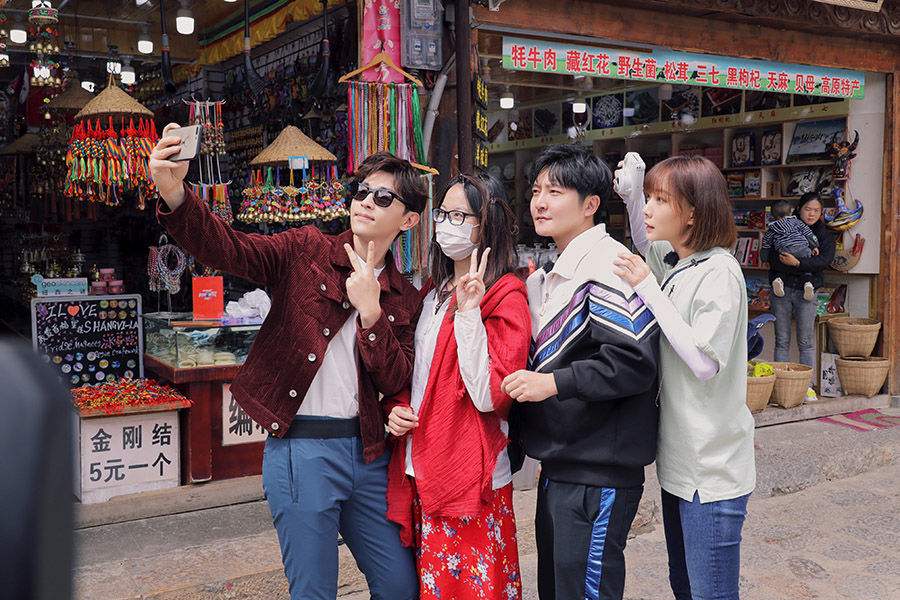 探访|“极挑团”街头探访游客故事 感受云南人文风情