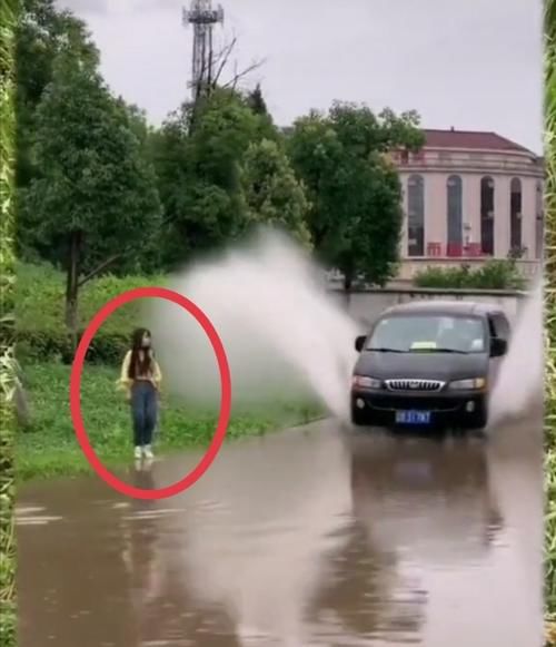  小伙子|小伙子在路边正准备给妹妹拍照，这时候路过一辆车，结果悲剧了