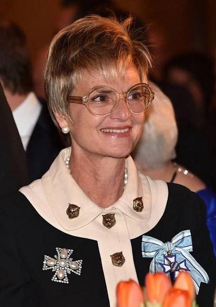 机车|60岁朋克王妃穿长裙骑机车,20岁嫁54岁王子,儿子秃顶颜值成迷