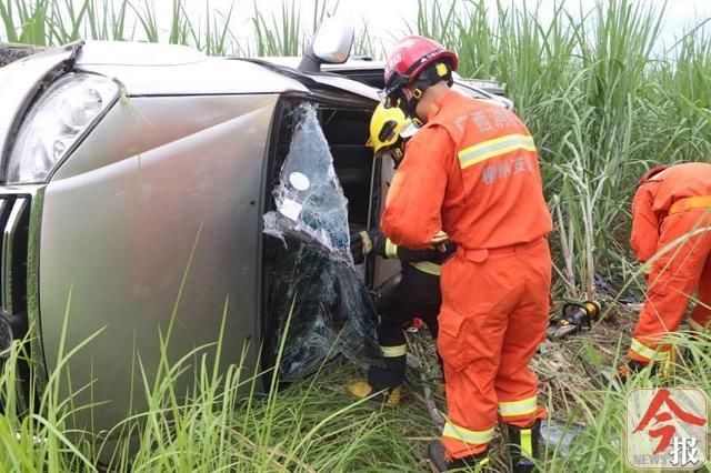  失控|惊险！柳城县一皮卡车失控侧翻，司机被困变形驾驶室中