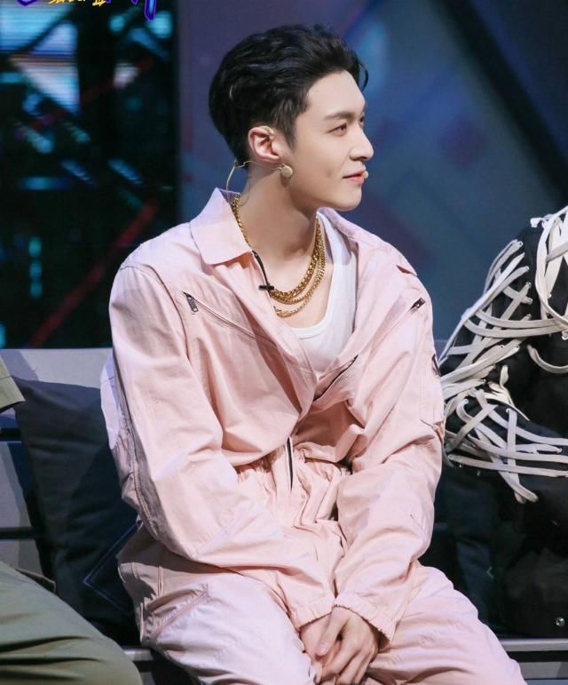  邀请|这档综艺豆瓣评分超前两季，邀请王一博参加很明智，热度靠他们俩