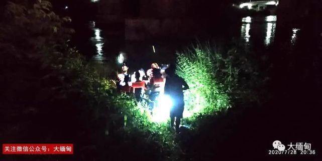  投江|缅北昔卜大桥上一名妇女投江，桥上留下行李和鞋子