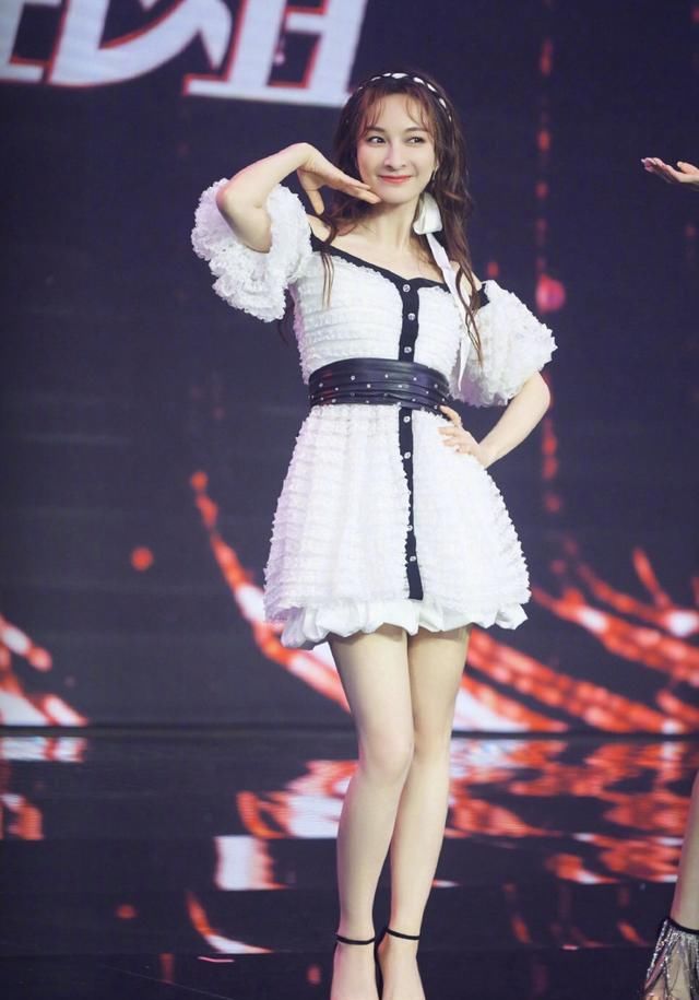  搭配|37岁的吴昕，其实很有女团范儿，黑白小礼裙造型太甜美