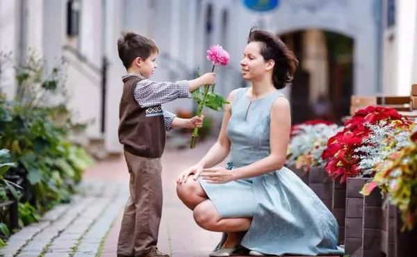 女儿|妈妈在家是这种地位，女儿易成讨好型人格？未来婚姻可能也受牵连