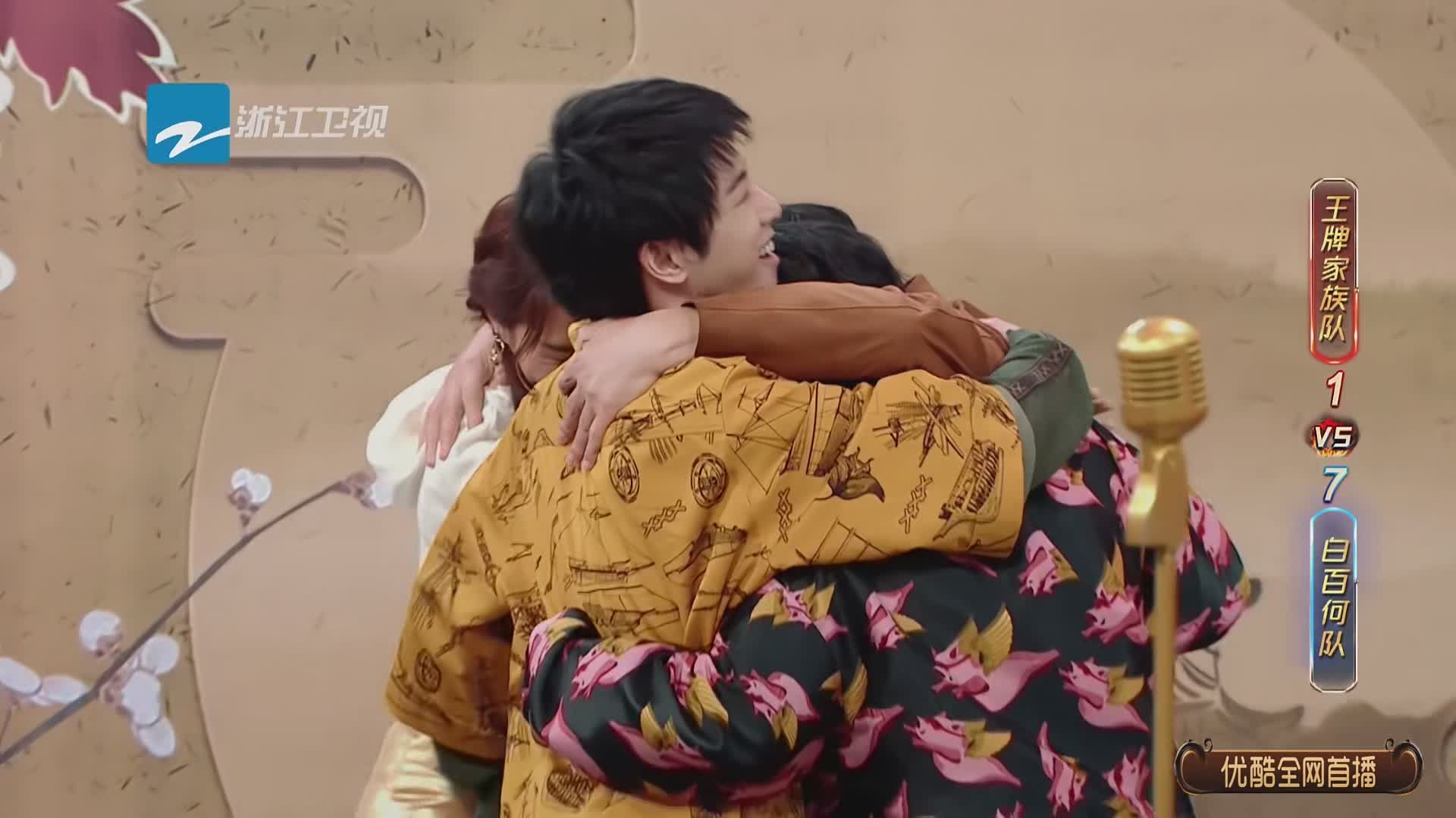  距离|华晨宇和每个女明星都保持距离，唯独对她很主动，网友：意料之外