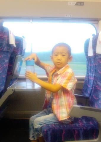 脸红|9岁儿子高铁作妖，妈妈：他只是孩子，5岁女孩回怼让妈妈直接脸红