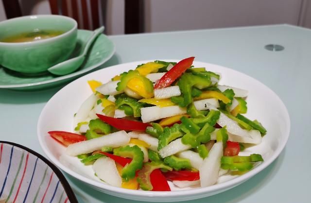  薯粉圆子|晚餐3人5 菜1汤，很素全都光盘，朋友说：回家吃饭真好