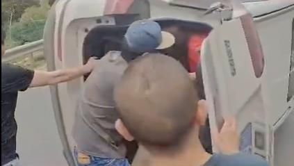  车祸|沙宝亮拍戏路上遇车祸，英雄救美拉出车内被困女子并暖心安慰