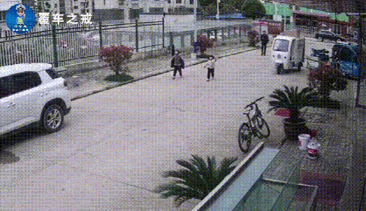  死亡|痛心！两中学生骑摩托车撞上大货车！当场死亡