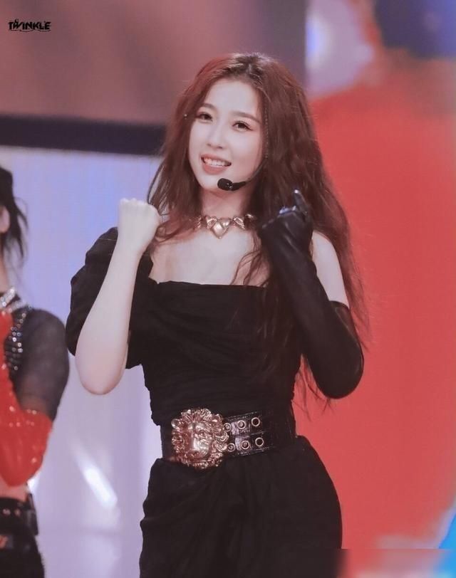  火力|THE9组团的首场演出，虞书欣的开场非常精彩，喻言的火力十足