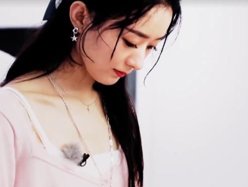  中餐厅|中餐厅：赵丽颖表演剁肉功底，谁看到她的拿刀姿势？一看就是第一次