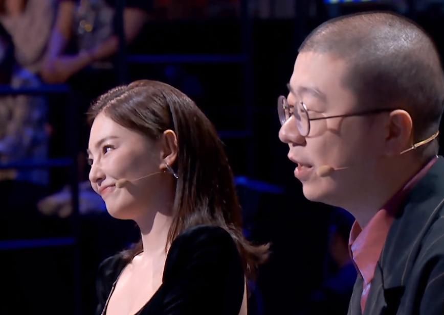  参加|张雨绮参加《脱口秀大会》，抢镜的不是耿直，而是后背！