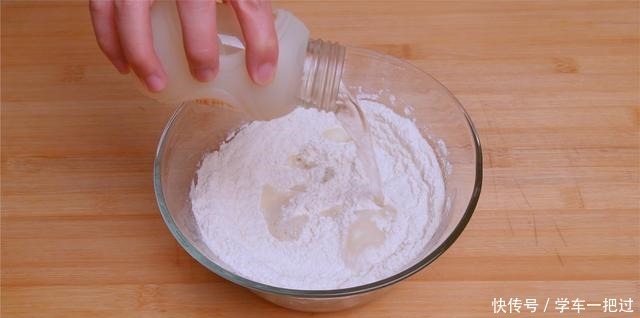 吃炸|想吃炸糖糕不用买,自己在家就能做,外酥里软不流糖,简单又好吃