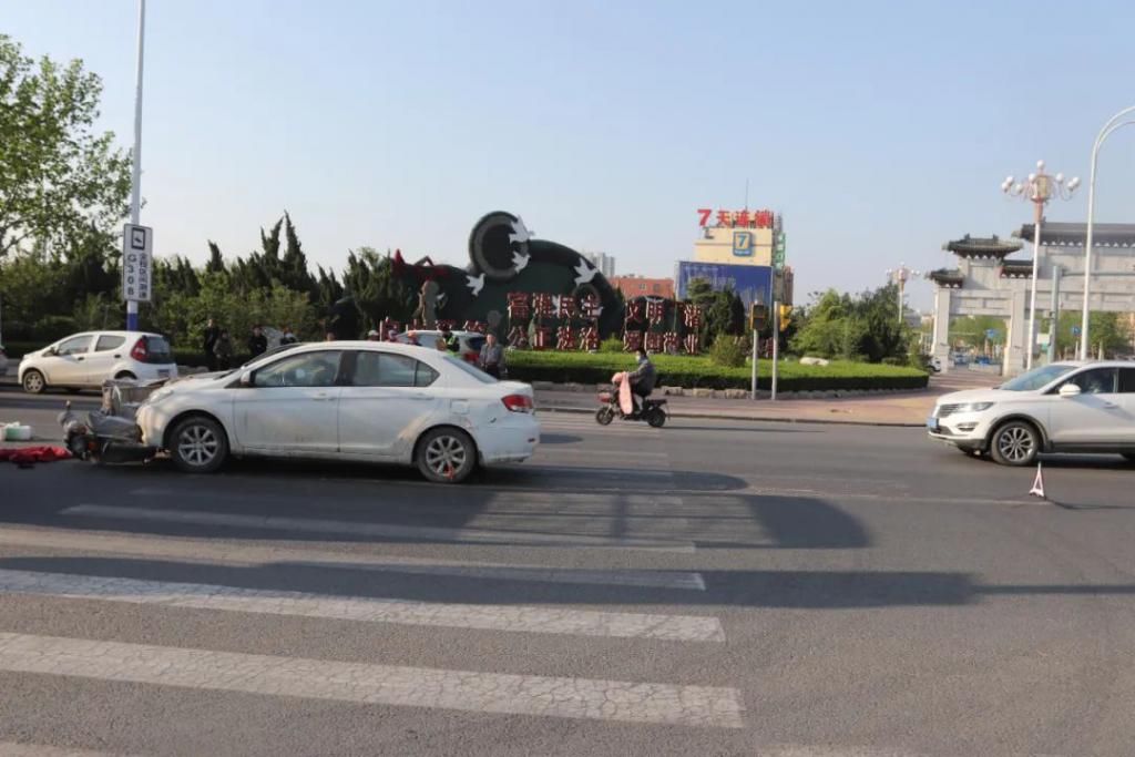  电动三轮车|齐河一女子骑电动车闯红灯被撞身亡，交警：电动车承担事故主要责任！