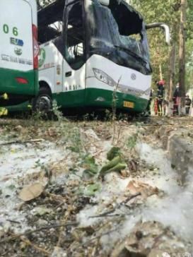  热心|险！雁城一小车追尾起火，幸得热心市民及时灭火！