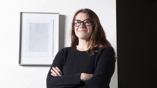  打字机|新西兰女子用打字机在A4纸上打印了上千个斜杠线，意外获绘画大奖