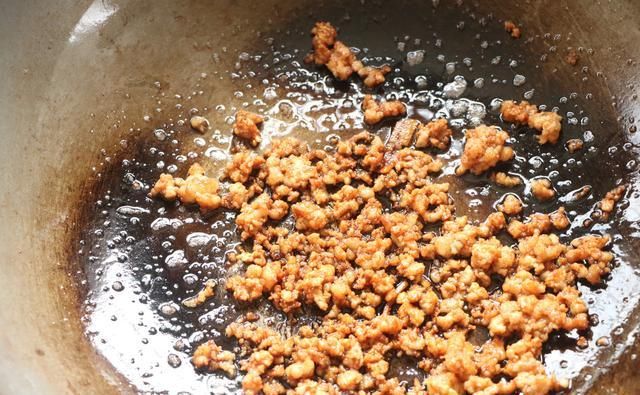  伏天|伏天别炒菜了，学会这个懒人焖饭，有菜有肉有饭，太适合懒人了！