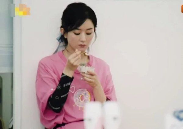  桃子|赵丽颖处理食材发现“烂桃子”，林大厨想扔掉，而她的做法好圈粉