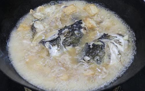 鱼头|教你做鱼头豆腐煲,汤汁鲜美,肉质鲜嫩,比剁椒鱼头还好吃