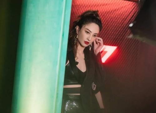  姐姐们|史上头一遭，这档综艺把自己玩成了一场行为艺术