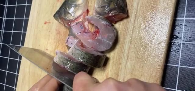  草鱼|教你做家常版红烧草鱼块，做出来肉质鲜嫩爽滑味道香辣咸鲜