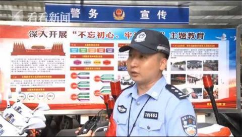 上前|老人街头推车3公里 民警上前帮忙!结果大跌眼镜
