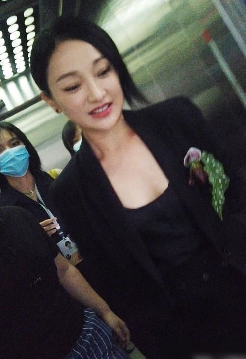  超级大乐迷|周迅上《乐夏2》被嘲，她会唱歌？网友：她玩摇滚时你还是小屁孩